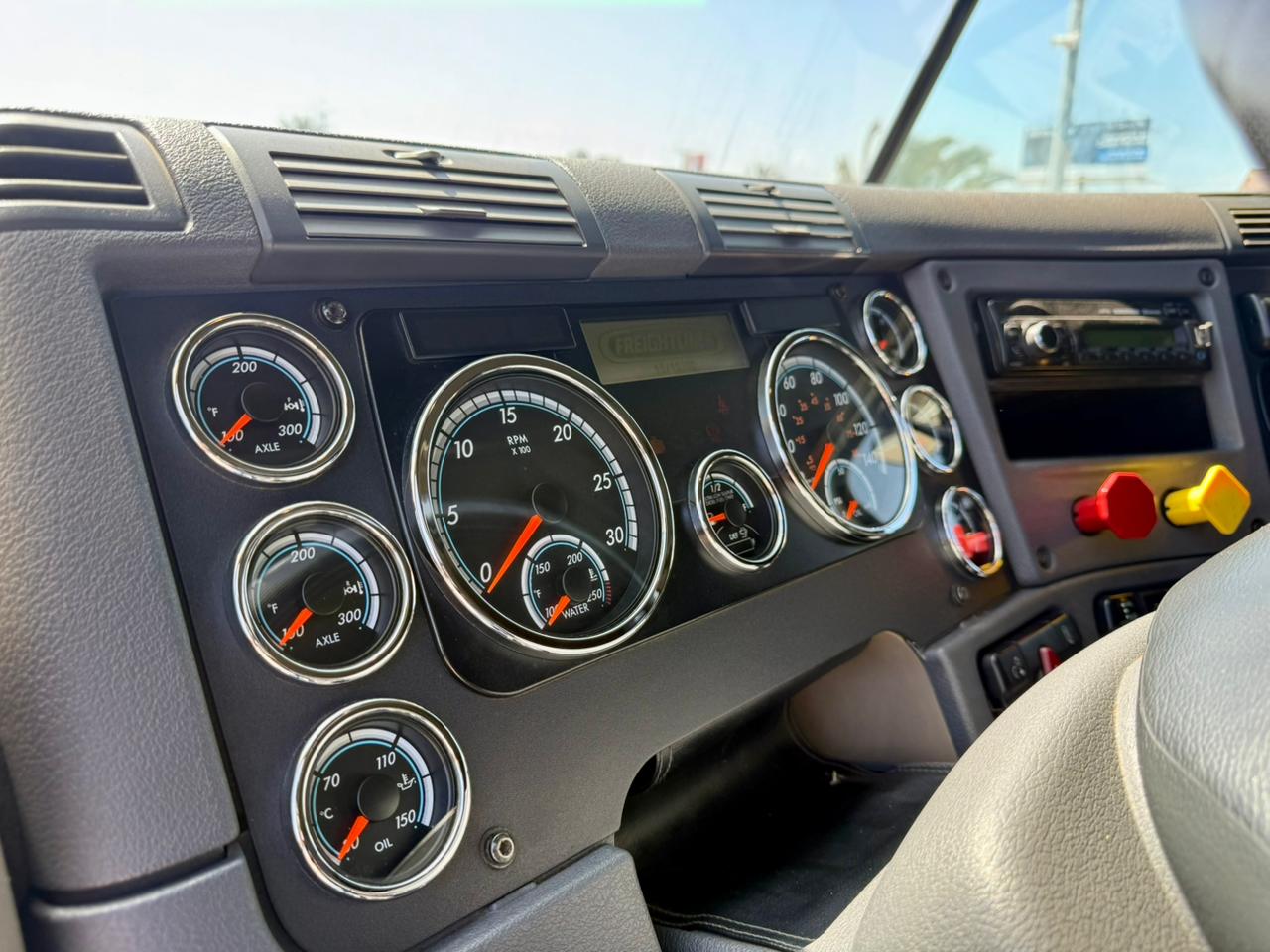 2016 Tractocamión Freightliner Cascadia Evolution 125SLP con Kit Hidráulico - Imagen 15