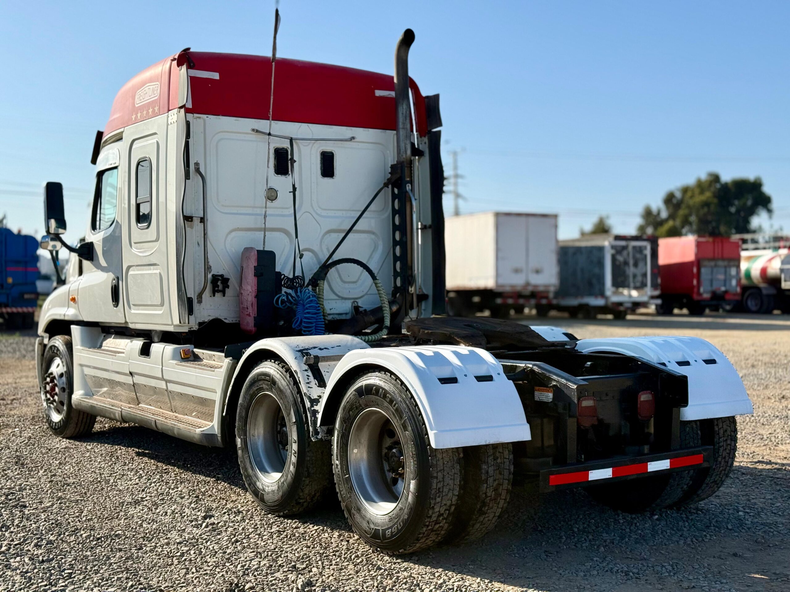 2016 Tractocamion Freightliner Cascadia 125 – con Kit Hidráulico - Imagen 13