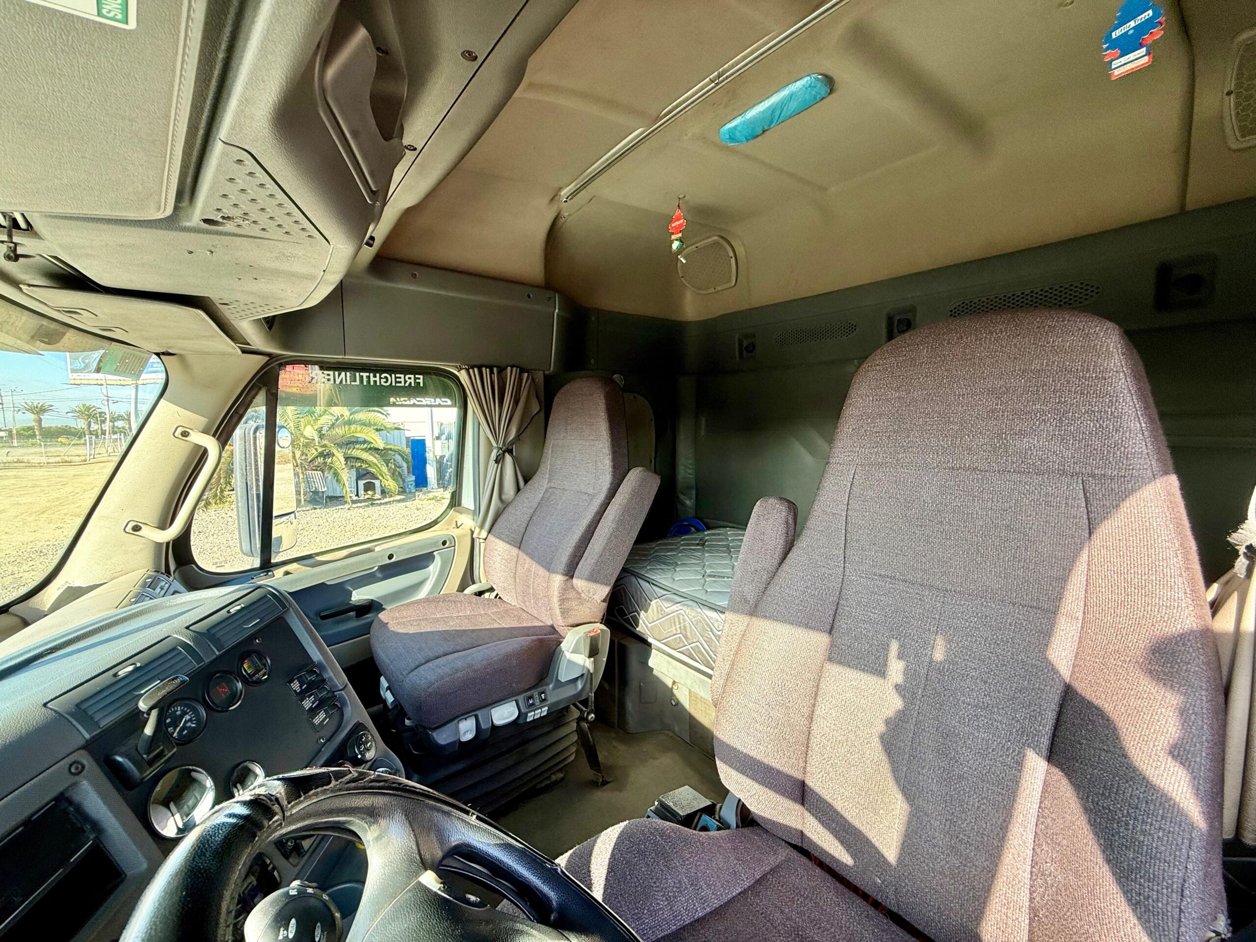 2016 Tractocamion Freightliner Cascadia 125 – con Kit Hidráulico - Imagen 16