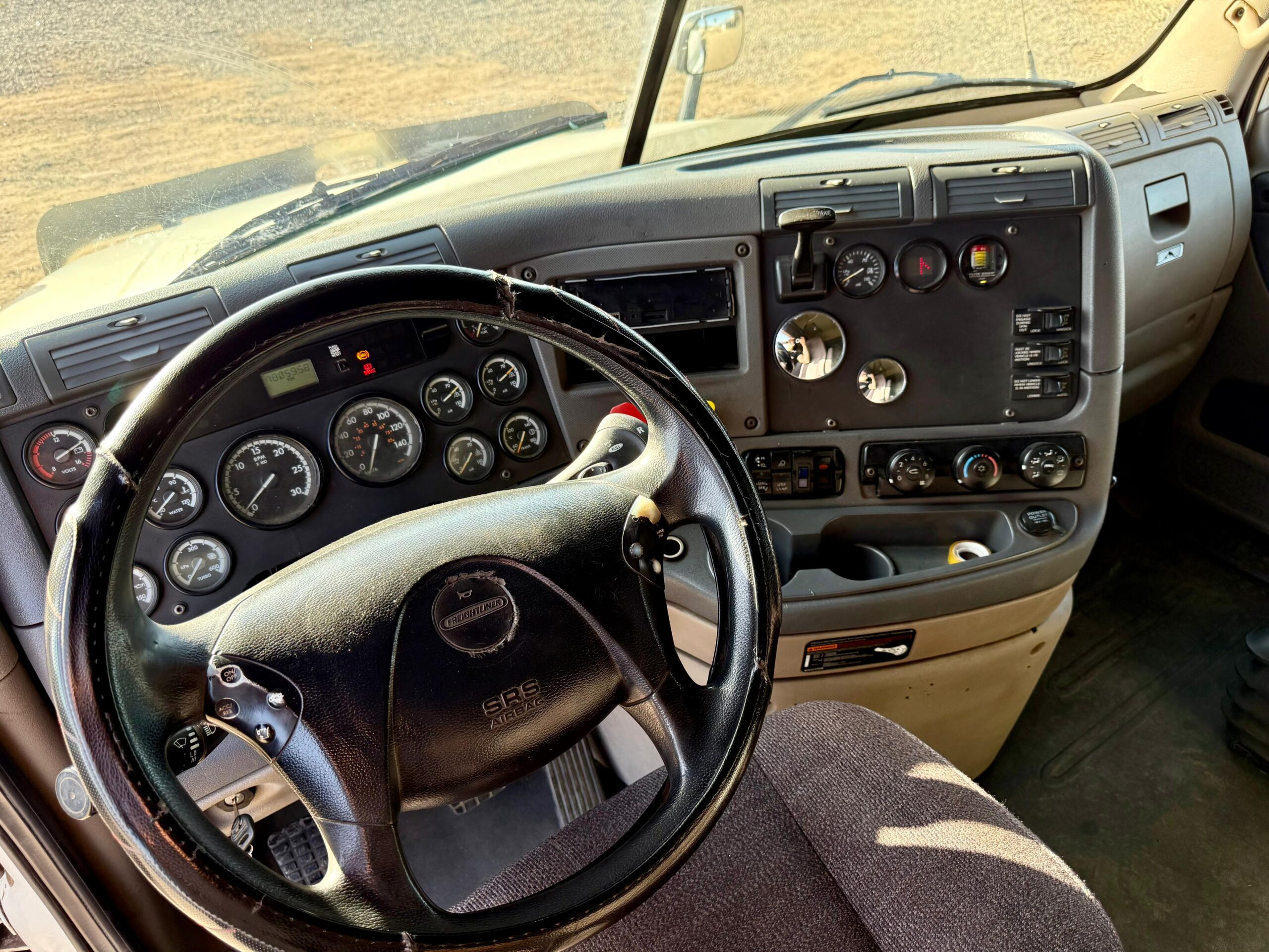 2016 Tractocamion Freightliner Cascadia 125 – con Kit Hidráulico - Imagen 17