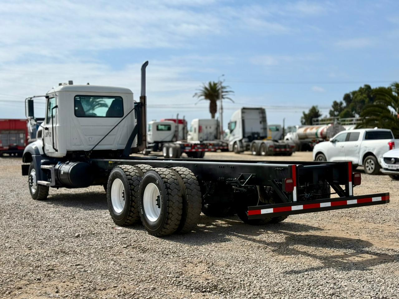 2019 Camión Mack GR64BX Granite Chasis Cabinado – IMPECABLE ESTADO - 56 - Imagen 12