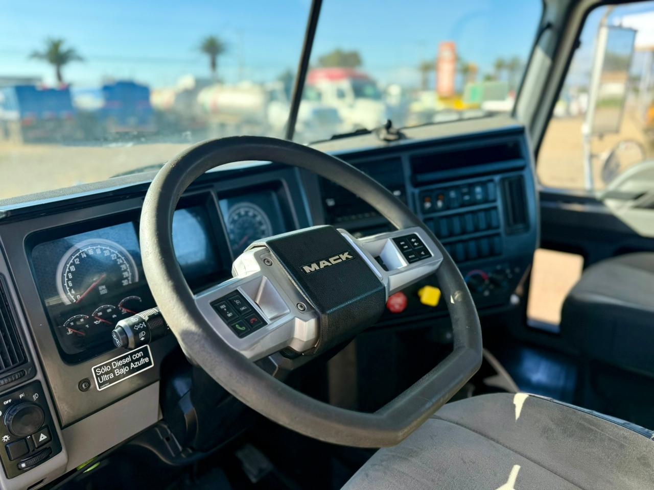 2019 Camión Mack GR64BX Granite Chasis Cabinado – IMPECABLE ESTADO - 76 - Imagen 11