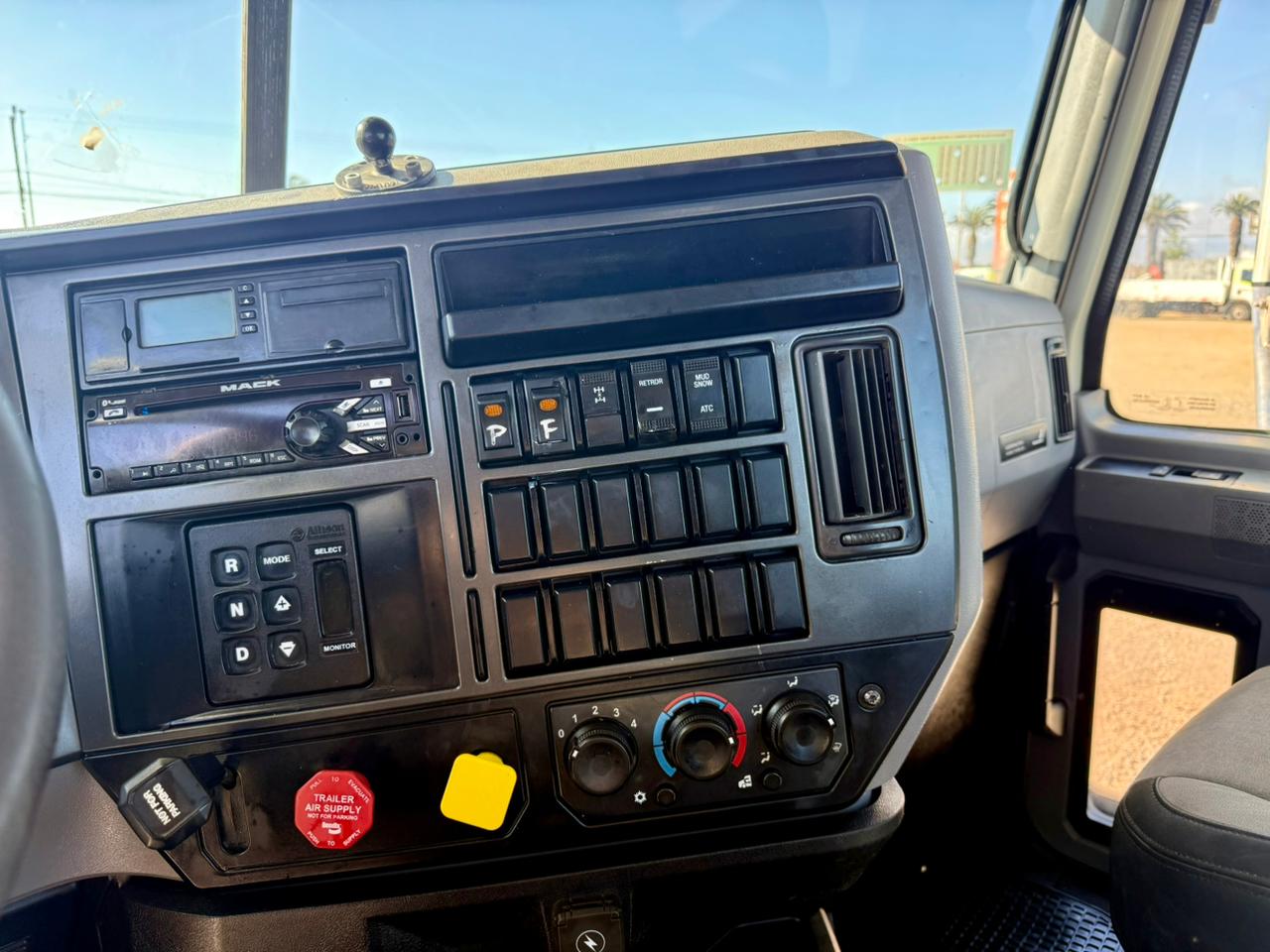 2019 Camión Mack GR64BX Granite Chasis Cabinado – IMPECABLE ESTADO - 76 - Imagen 14