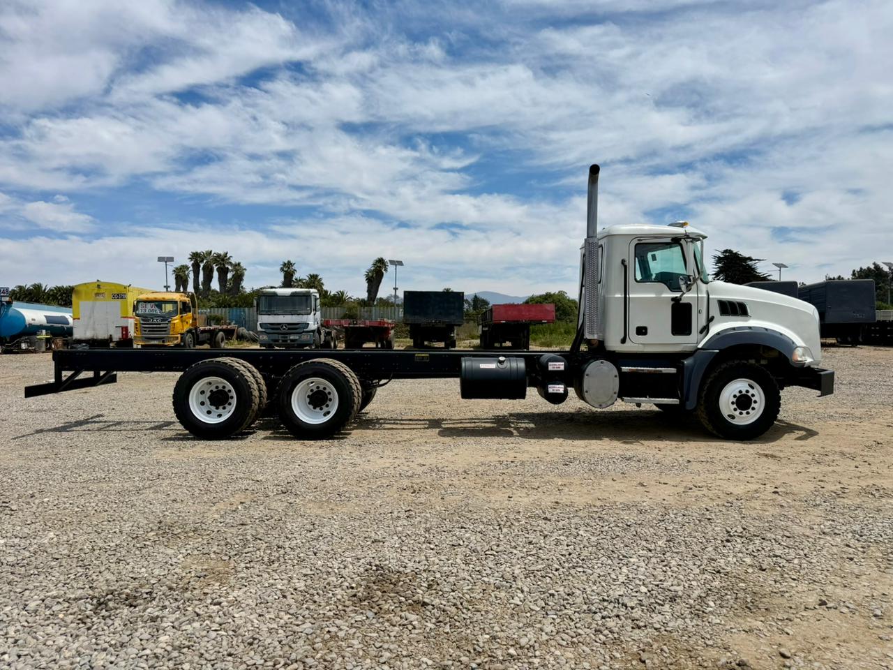 2019 Camión Mack GR64BX Granite Chasis Cabinado - 85 - Imagen 3