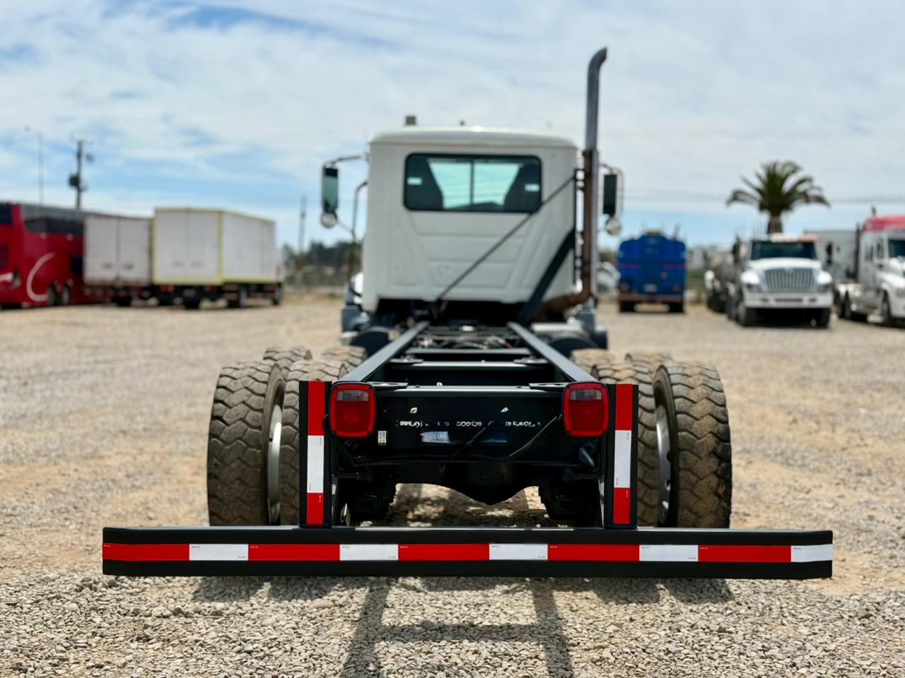 2019 Camión Mack GR64BX Granite Chasis Cabinado - 85 - Imagen 4