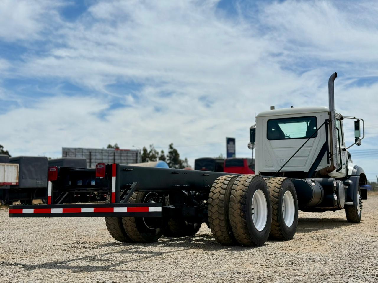 2019 Camión Mack GR64BX Granite Chasis Cabinado - 85 - Imagen 6