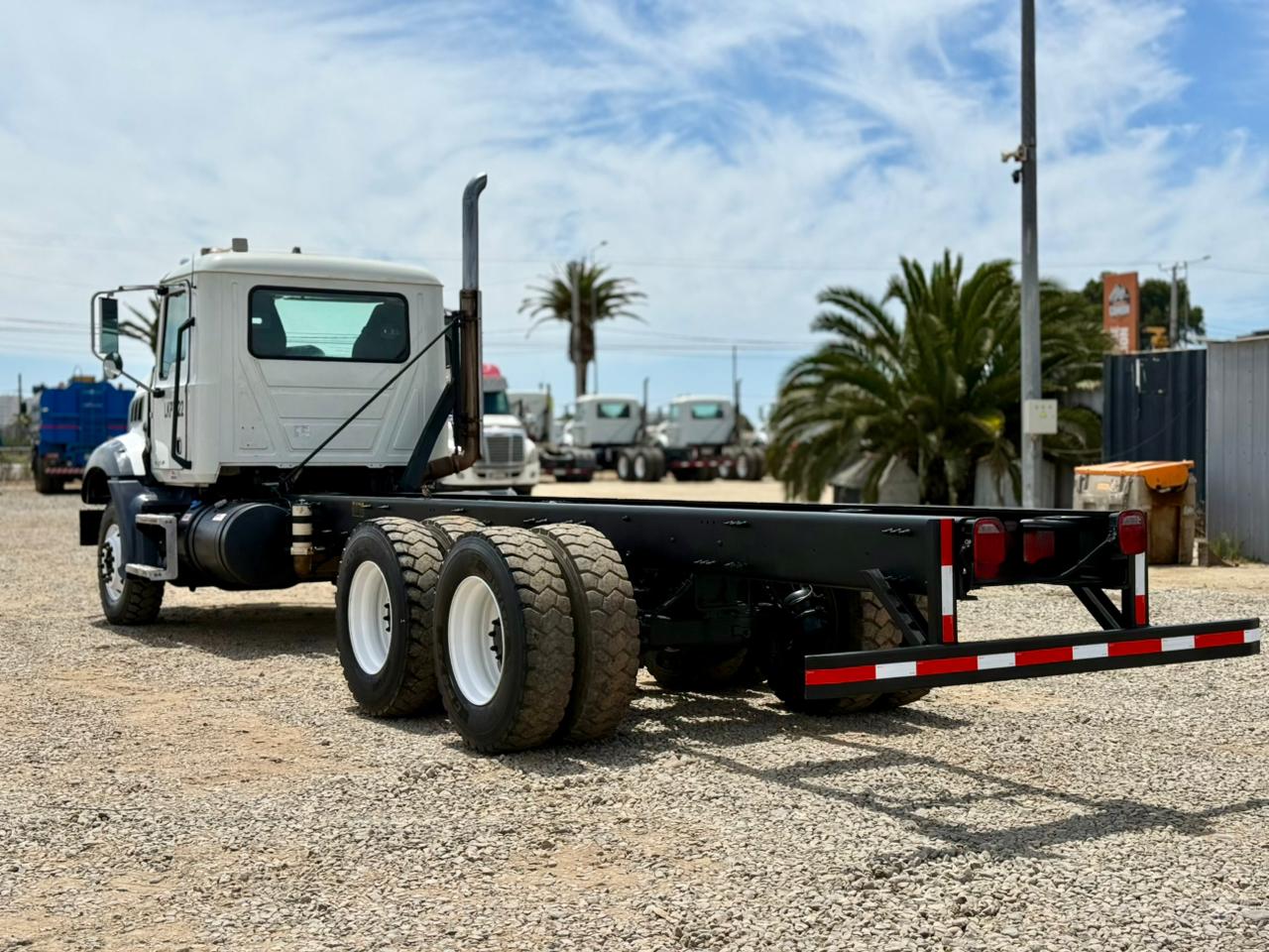 2019 Camión Mack GR64BX Granite Chasis Cabinado - 85 - Imagen 8