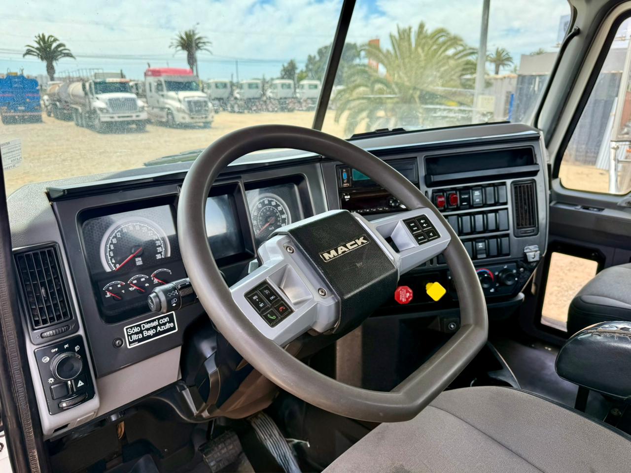 2019 Camión Mack GR64BX Granite Chasis Cabinado - 85 - Imagen 11