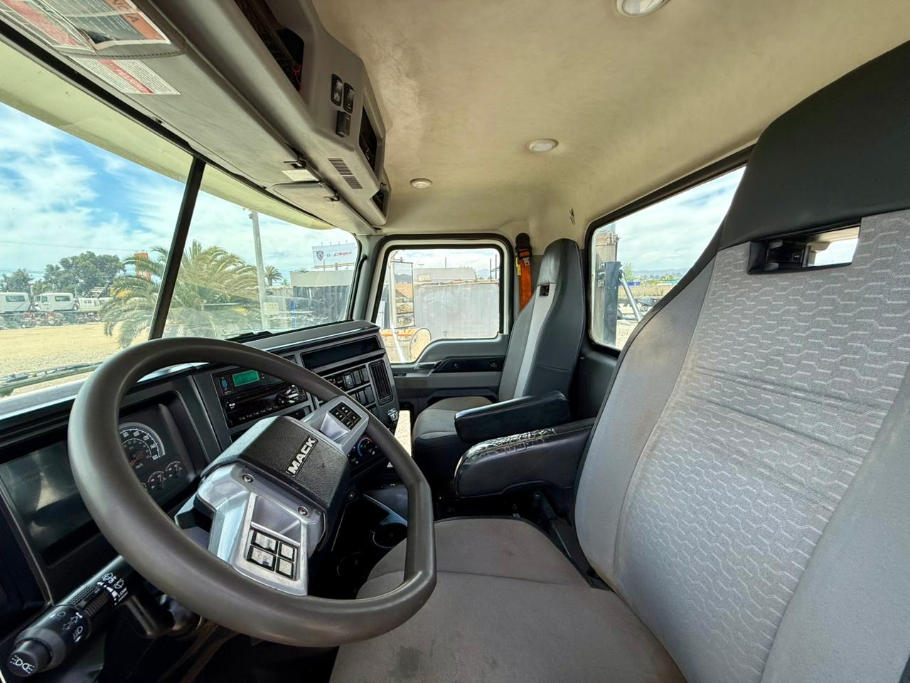 2019 Camión Mack GR64BX Granite Chasis Cabinado - 85 - Imagen 12