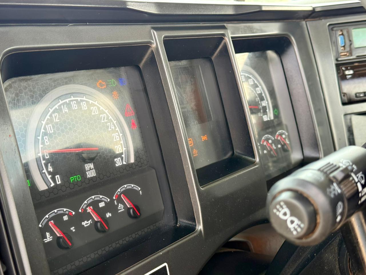 2019 Camión Mack GR64BX Granite Chasis Cabinado - 85 - Imagen 13