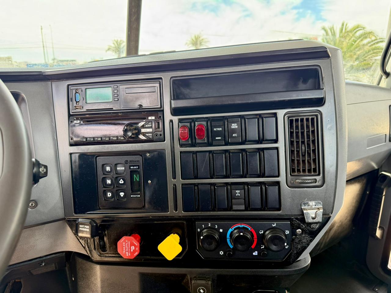 2019 Camión Mack GR64BX Granite Chasis Cabinado - 85 - Imagen 14