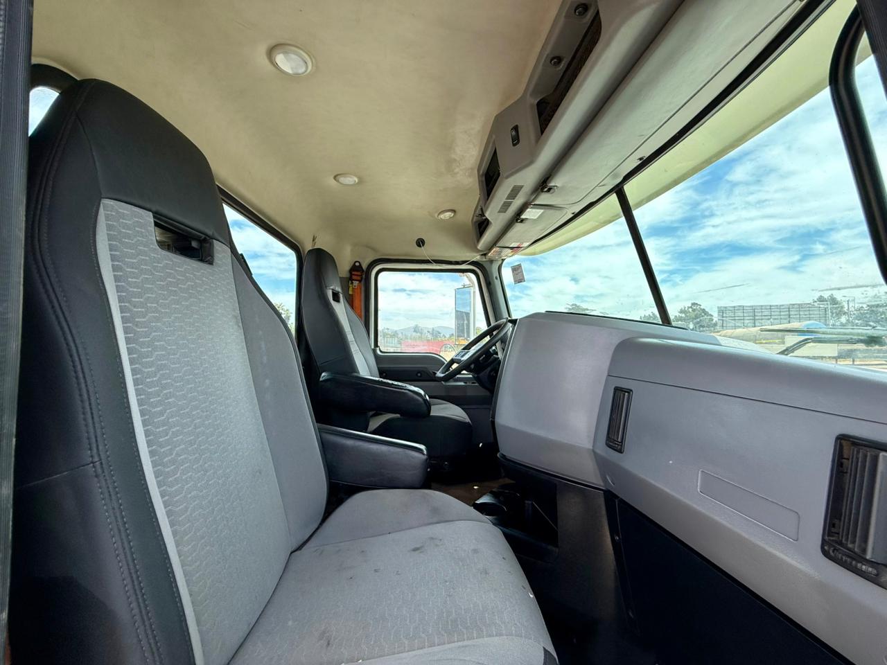 2019 Camión Mack GR64BX Granite Chasis Cabinado - 85 - Imagen 17