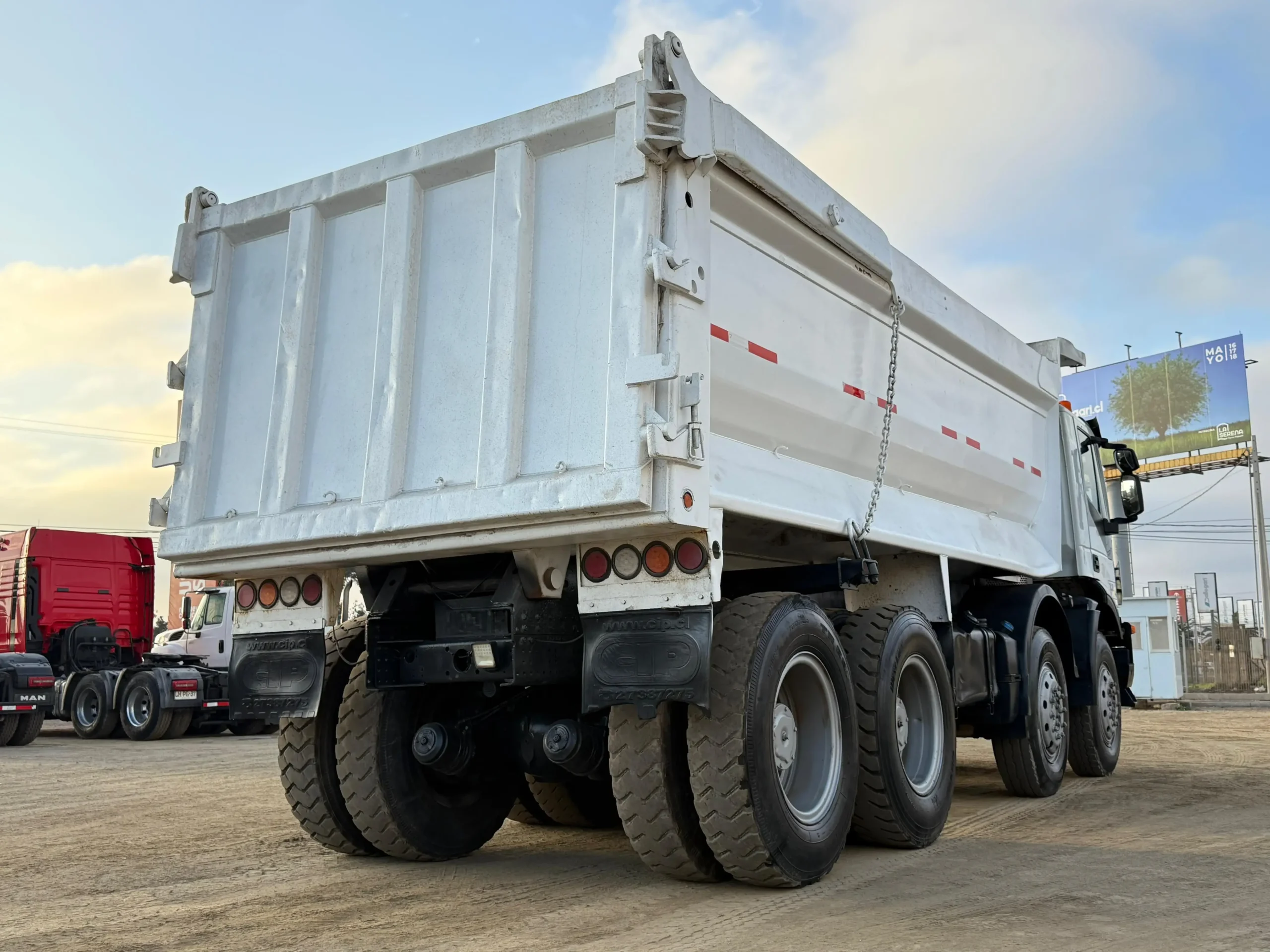 2017 VENTA DE REMATE Camión Iveco Trakker 500 Tolva 20m3 8x4 - Automático - Imagen 3