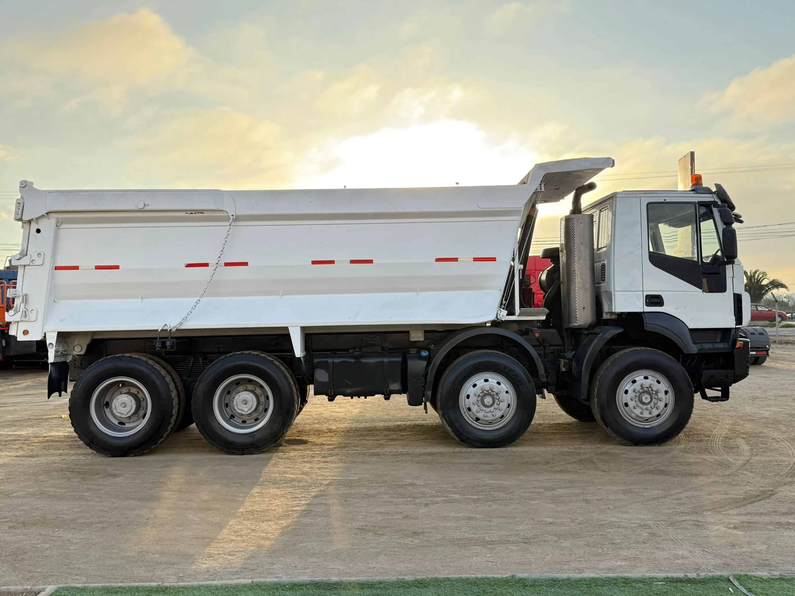 2017 VENTA DE REMATE Camión Iveco Trakker 500 Tolva 20m3 8x4 - Automático - Imagen 4