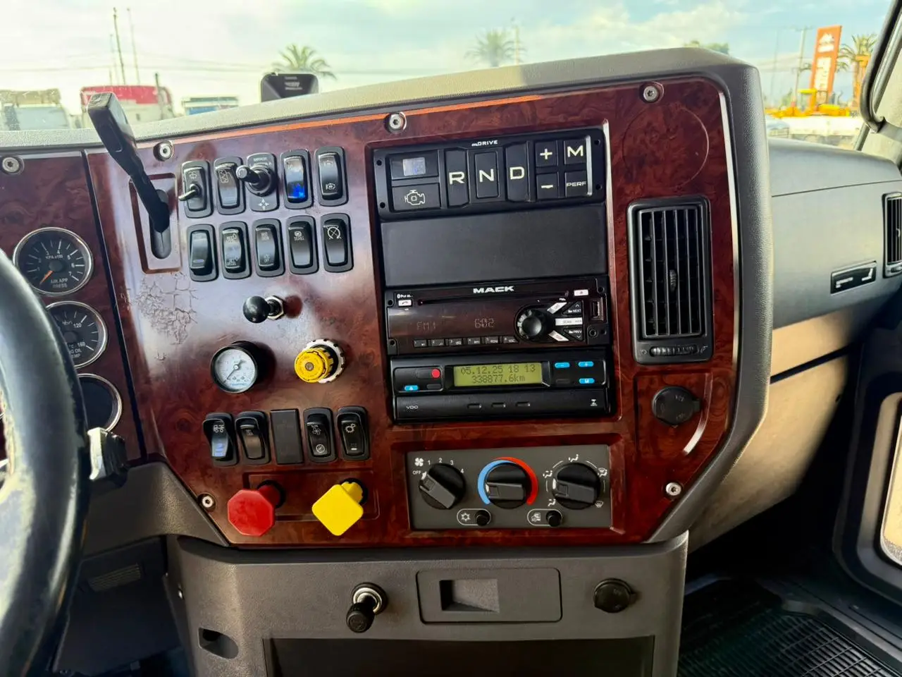 2019 Tractocamión Mack CXU613e Pinnacle 6x2 con Kit Hidráulico – Muy buen estado - Imagen 20