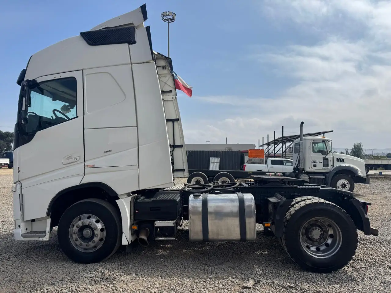 2019 Tractocamión Volvo FH con Kit Hidráulico – 4X2 - Automático - Imagen 5