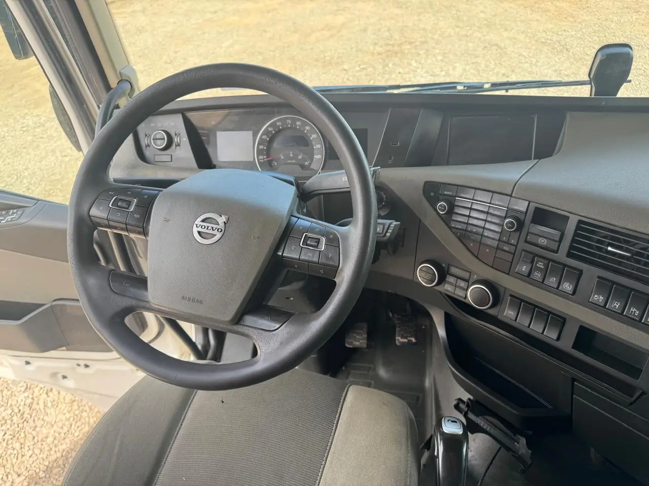 2019 Tractocamión Volvo FH con Kit Hidráulico – 4X2 - Automático - Imagen 12