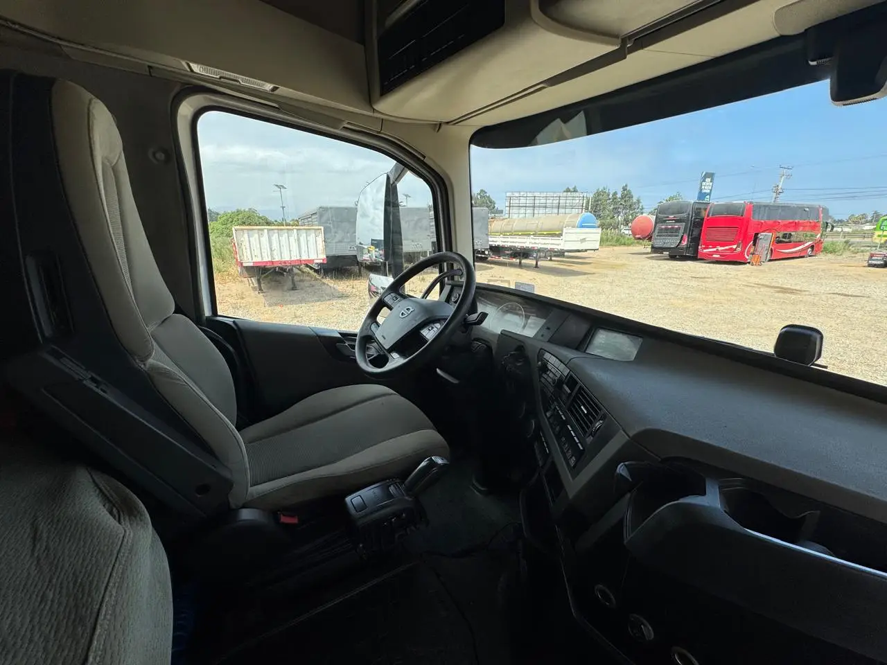 2019 Tractocamión Volvo FH con Kit Hidráulico – 4X2 - Automático - Imagen 9