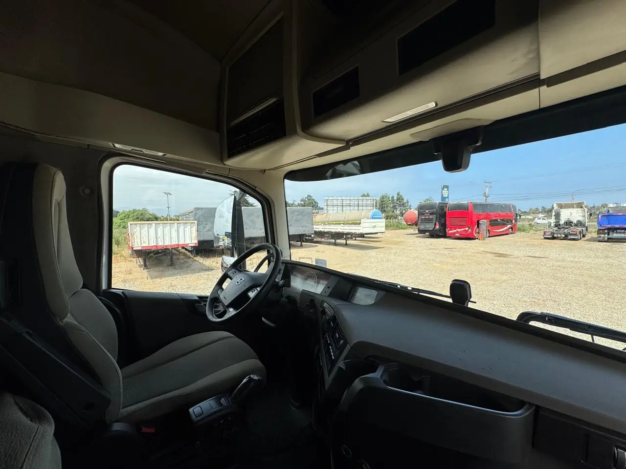2019 Tractocamión Volvo FH con Kit Hidráulico – 4X2 - Automático - Imagen 8