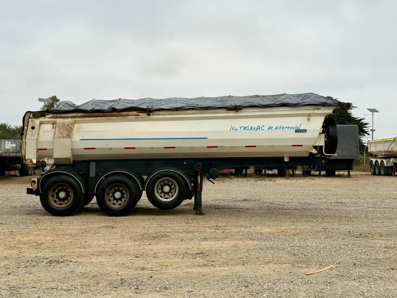 2019 Semiremolque Batea Tremac – 3 Ejes Corridos 20m3 – Con Autoencarpe - Imagen 3