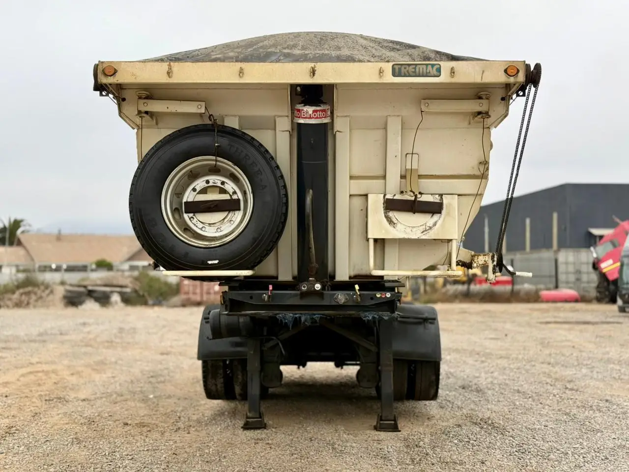 2019 Semiremolque Batea Tremac – 3 Ejes Corridos 20m3 – Con Autoencarpe - Imagen 4