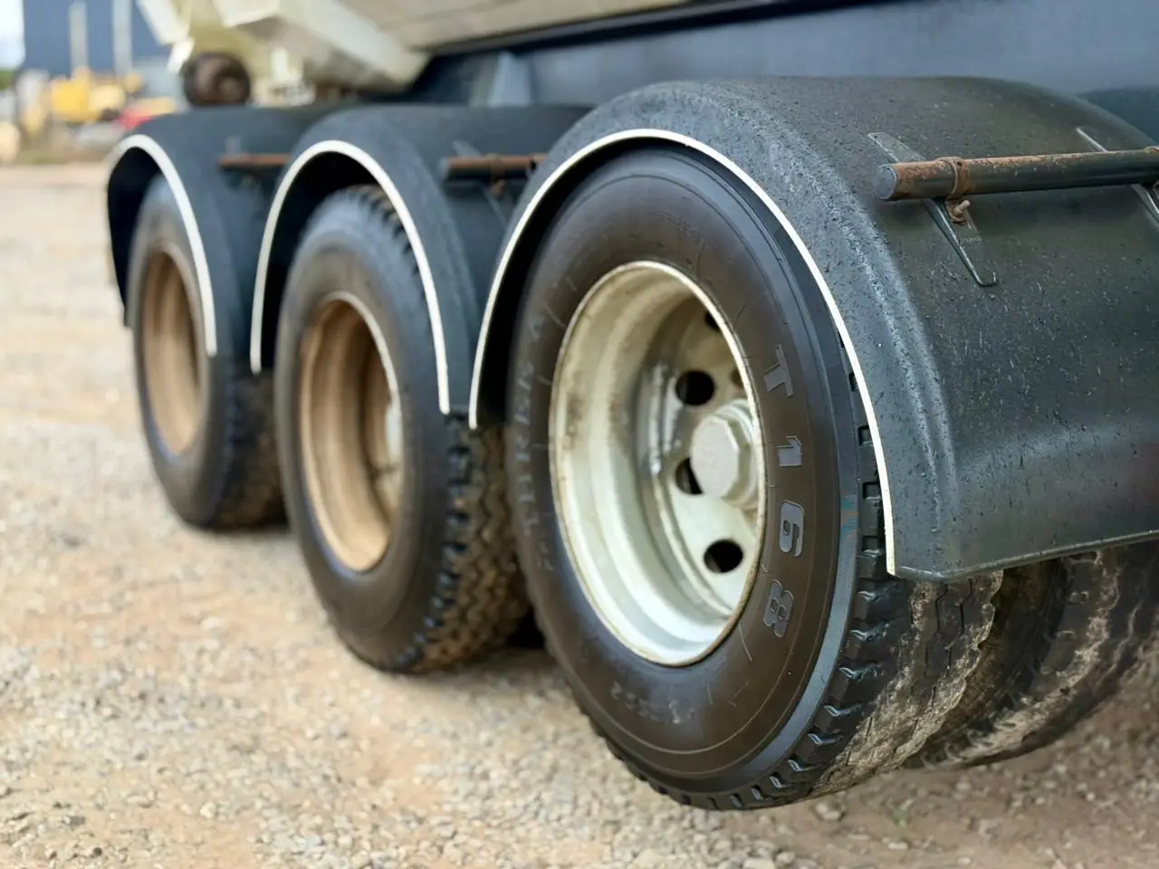 2019 Semiremolque Batea Tremac – 3 Ejes Corridos 20m3 – Con Autoencarpe - Imagen 11