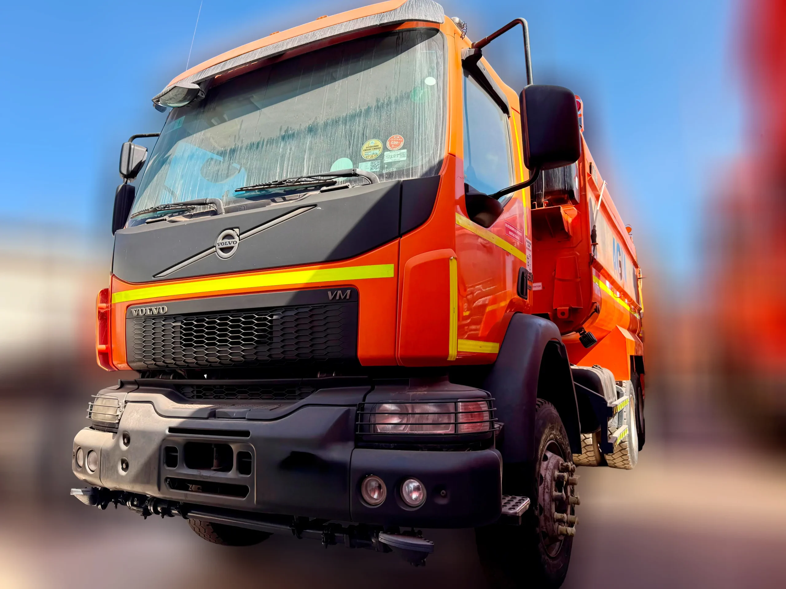 2022 Camión Volvo VM 330 Estanque Aljibe 20.000 Ac Inox – Estándar Minero – Mantenciones en la Marca - Imagen 3