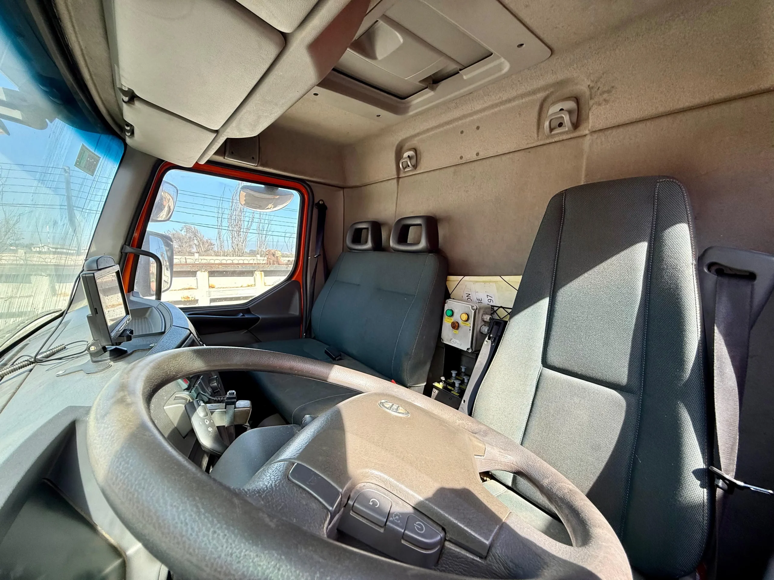 2022 Camión Volvo VM 330 Estanque Aljibe 20.000 Ac Inox – Estándar Minero – Mantenciones en la Marca - Imagen 10