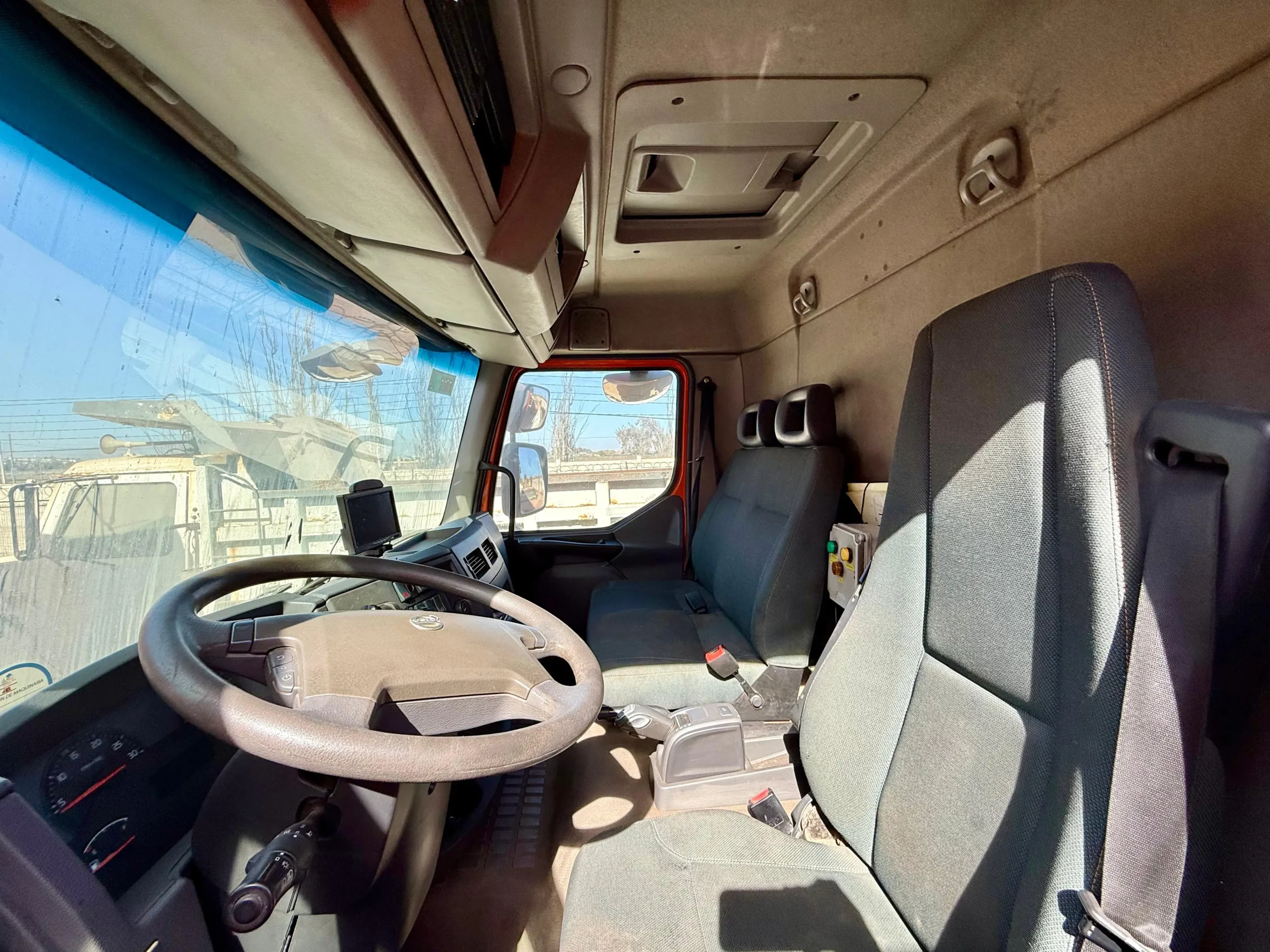 2022 Camión Volvo VM 330 Estanque Aljibe 20.000 Ac Inox – Estándar Minero – Mantenciones en la Marca - Imagen 9