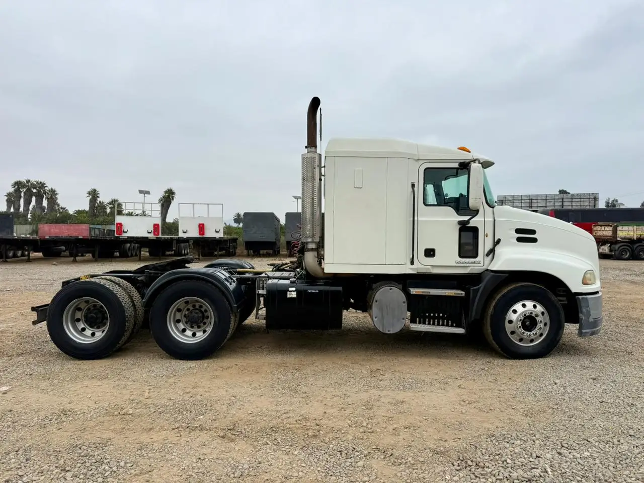 2015 Tractocamión Mack Pinnacle CXU613 – con Kit Hidráulico - Blanco - Imagen 3