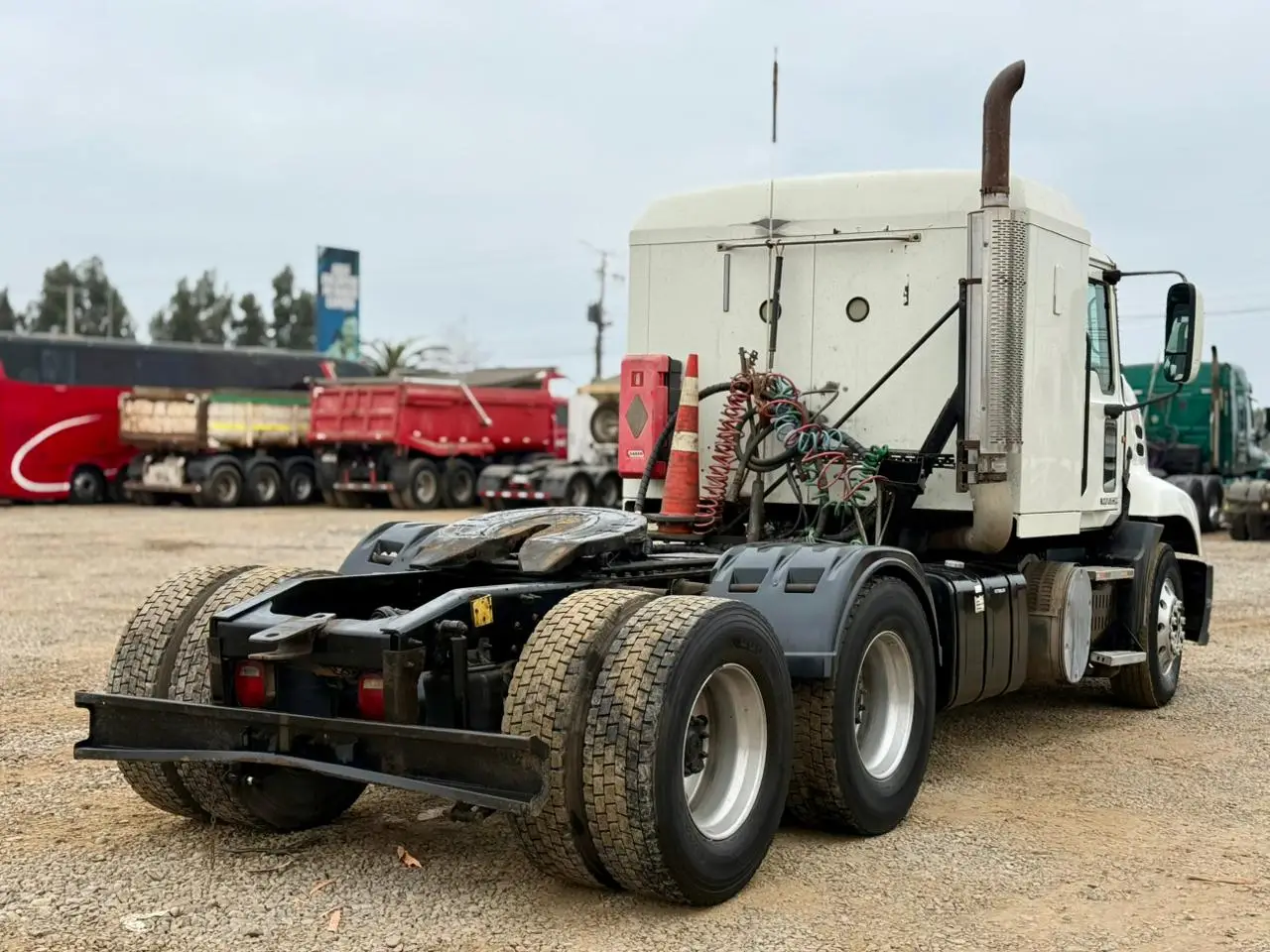 2015 Tractocamión Mack Pinnacle CXU613 – con Kit Hidráulico - Blanco - Imagen 4