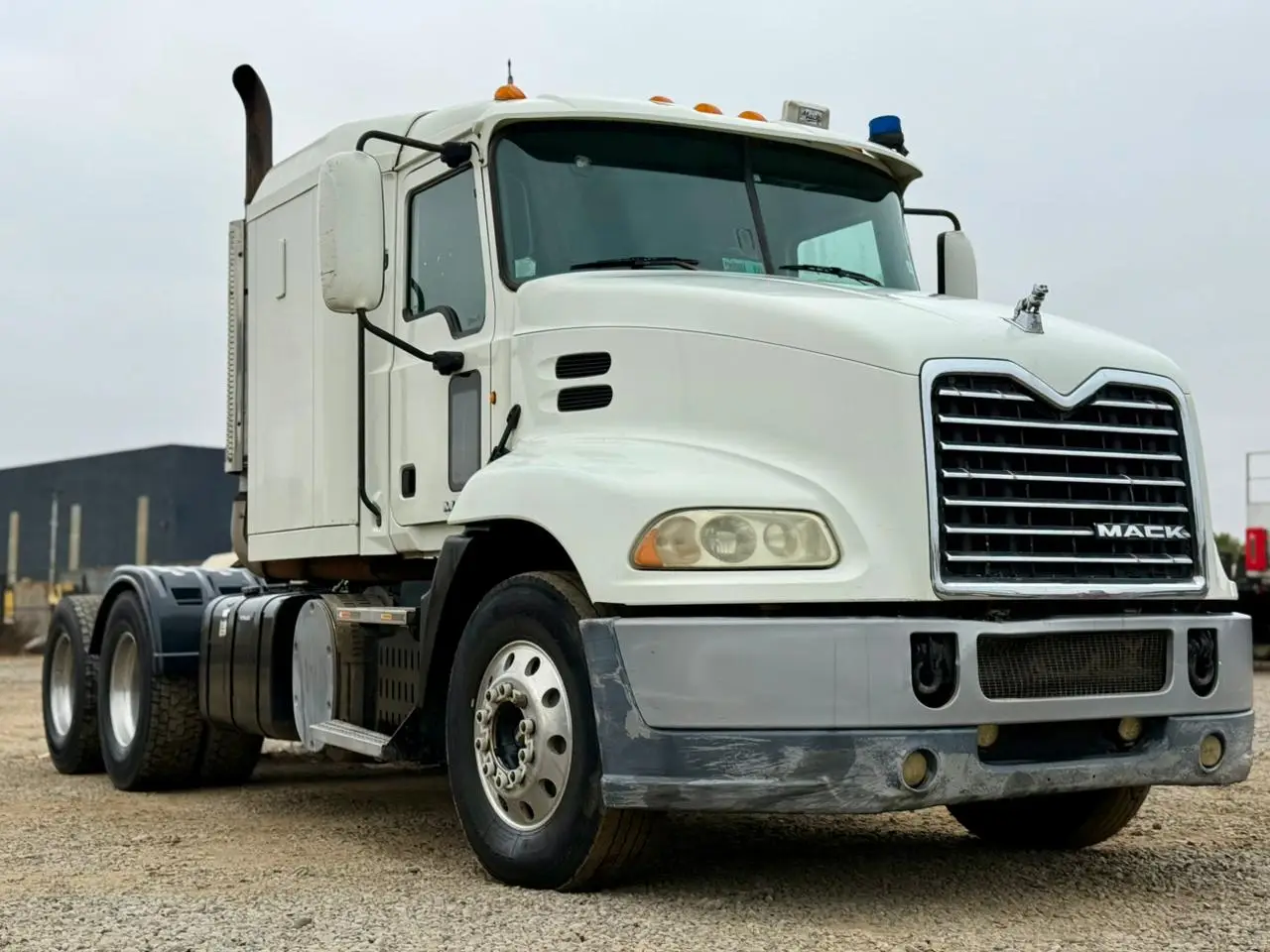 2015 Tractocamión Mack Pinnacle CXU613 – con Kit Hidráulico - Blanco - Imagen 6