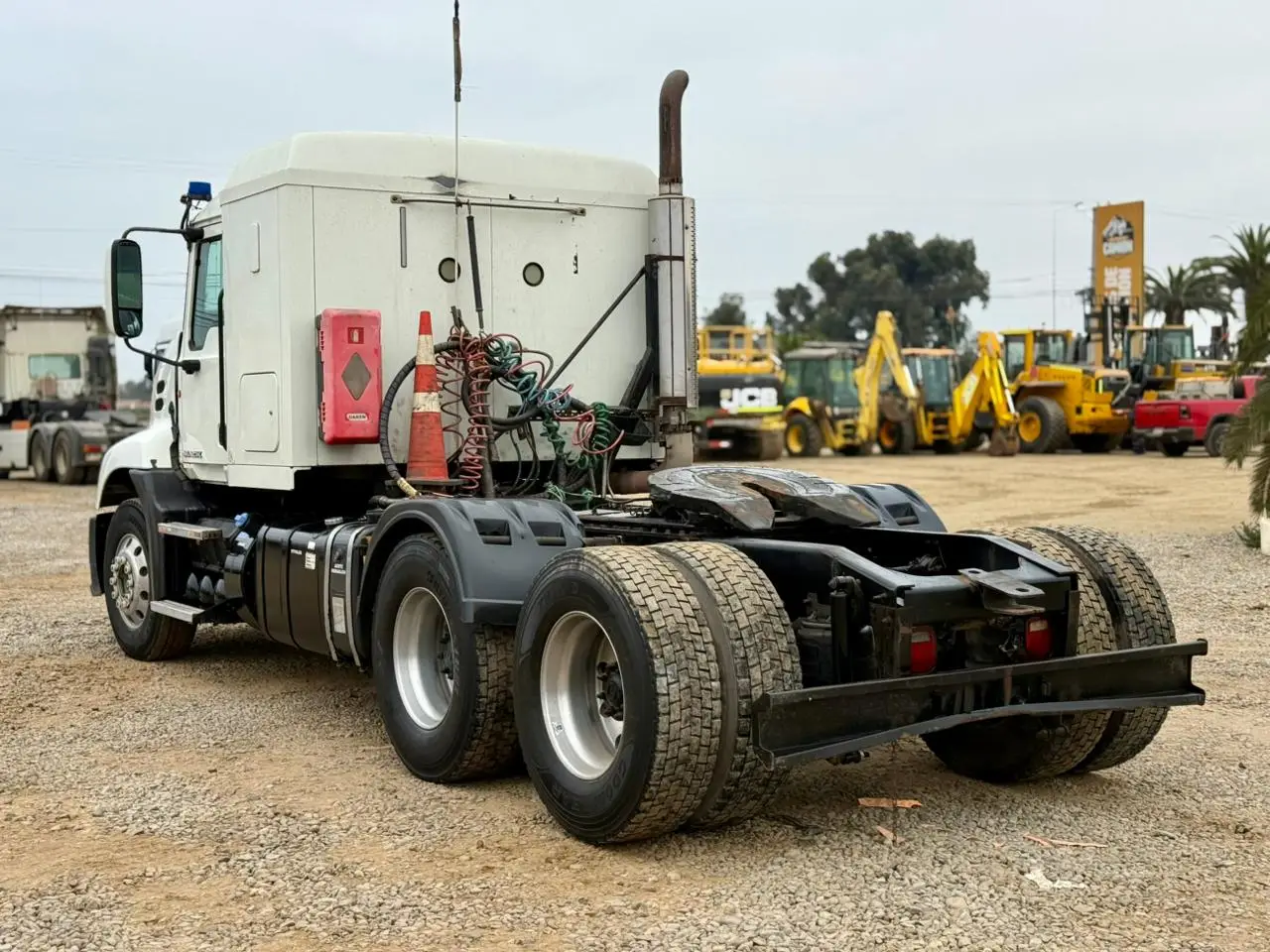 2015 Tractocamión Mack Pinnacle CXU613 – con Kit Hidráulico - Blanco - Imagen 8