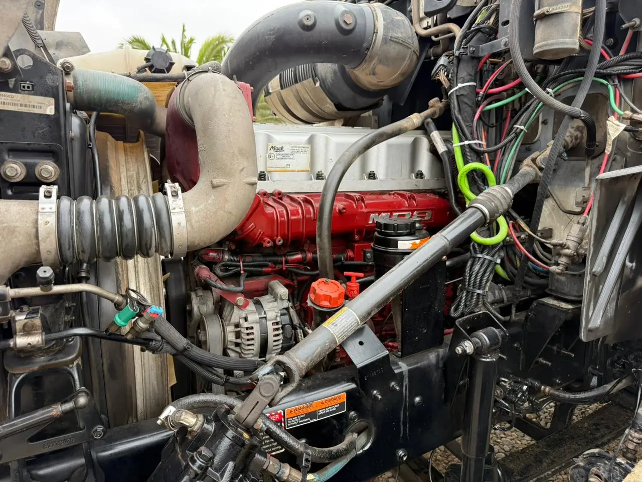2015 Tractocamión Mack Pinnacle CXU613 – con Kit Hidráulico - Blanco - Imagen 9