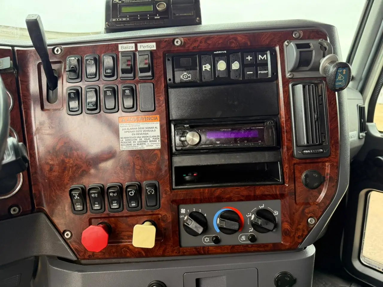 2015 Tractocamión Mack Pinnacle CXU613 – con Kit Hidráulico - Blanco - Imagen 15