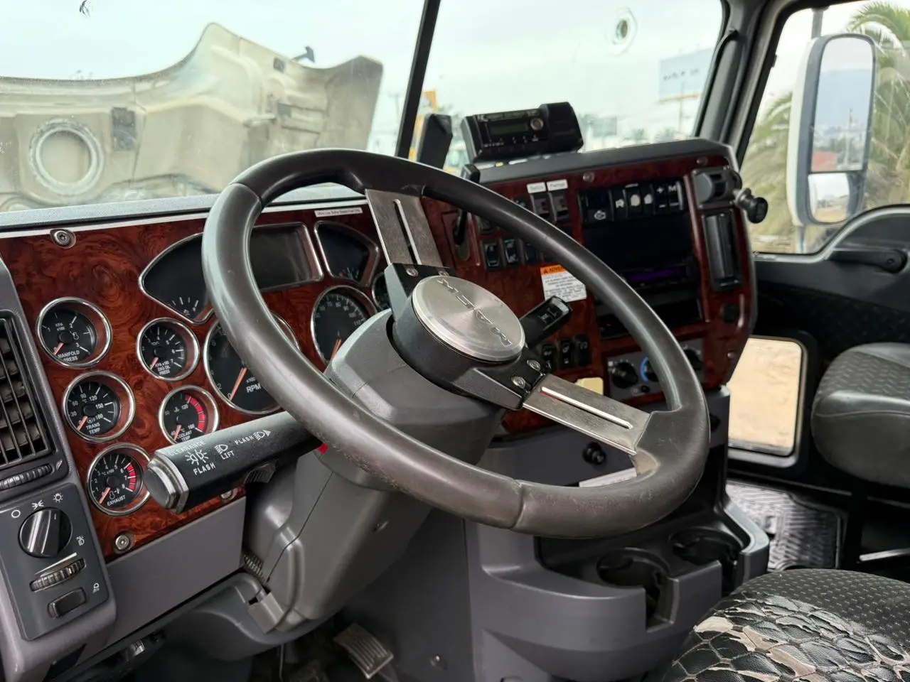 2015 Tractocamión Mack Pinnacle CXU613 – con Kit Hidráulico - Blanco - Imagen 17