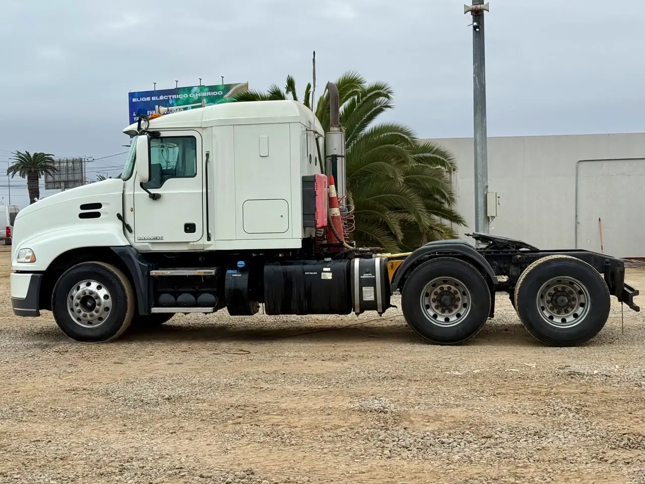 2015 Tractocamión Mack Pinnacle CXU613 – con Kit Hidráulico - Blanco - Imagen 11