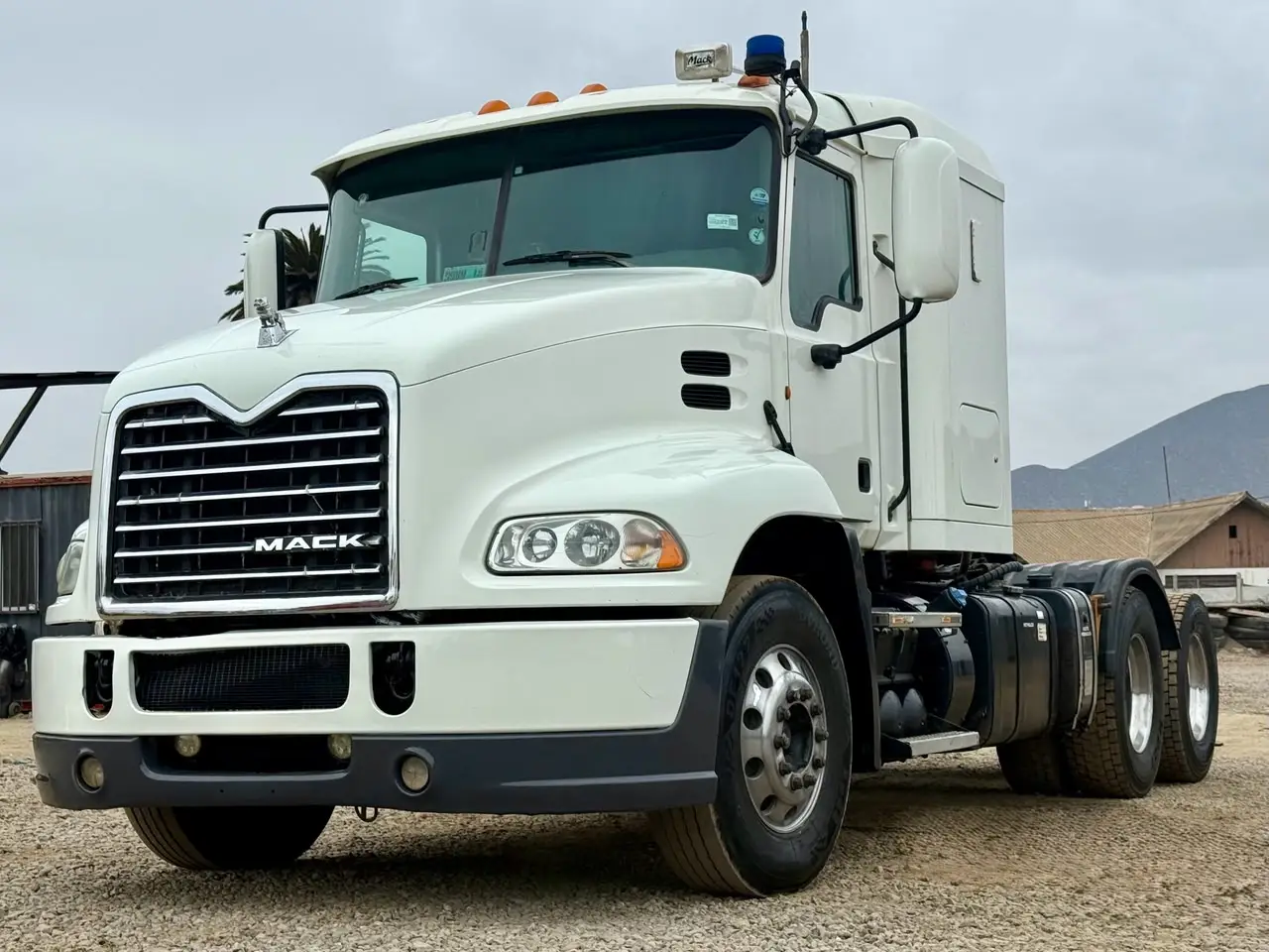 2015 Tractocamión Mack Pinnacle CXU613 – con Kit Hidráulico - Blanco - Imagen 12