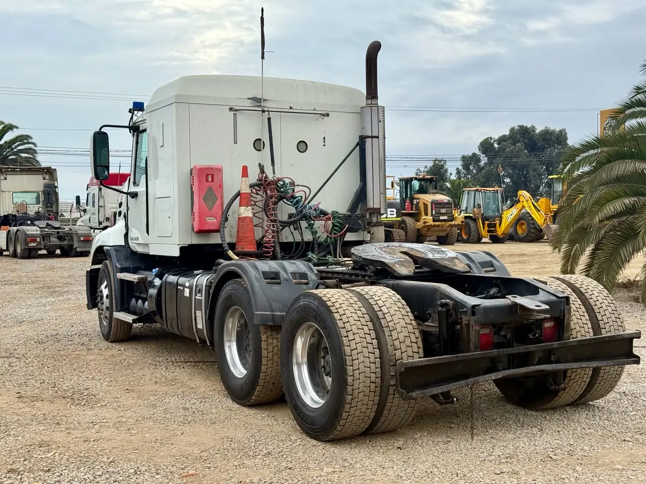 2015 Tractocamión Mack Pinnacle CXU613 – con Kit Hidráulico - Blanco - Imagen 14