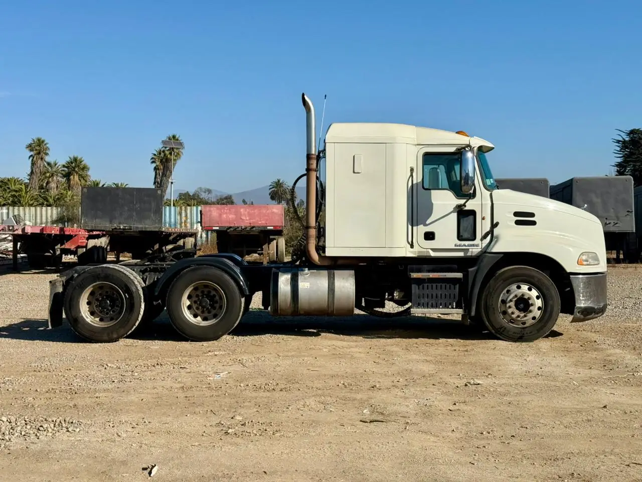 2016 Tractocamión Mack Pinnacle CXU613 – con Kit Hidráulico – Transmisión Mecánica Fuller 18 vel - Imagen 3