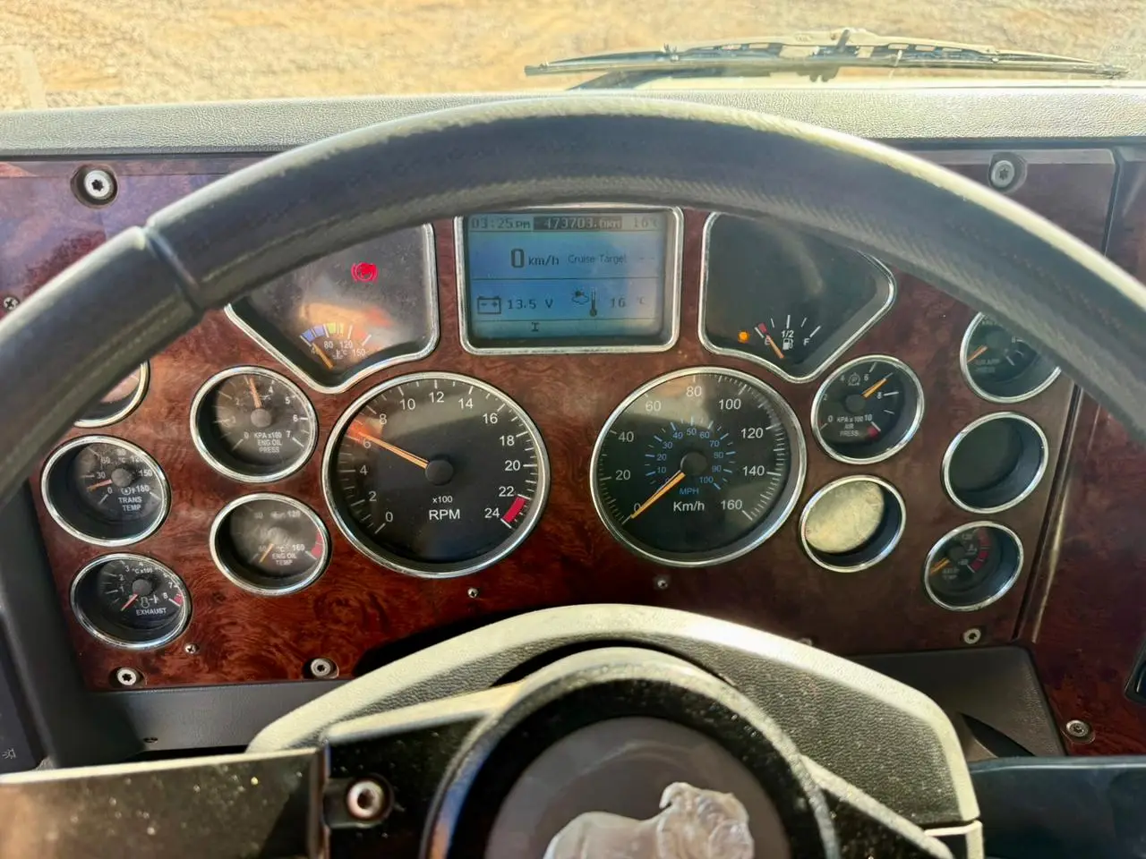 2016 Tractocamión Mack Pinnacle CXU613 – con Kit Hidráulico – Transmisión Mecánica Fuller 18 vel - Imagen 11