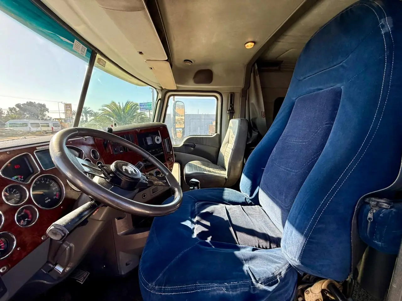 2016 Tractocamión Mack Pinnacle CXU613 – con Kit Hidráulico – Transmisión Mecánica Fuller 18 vel - Imagen 13
