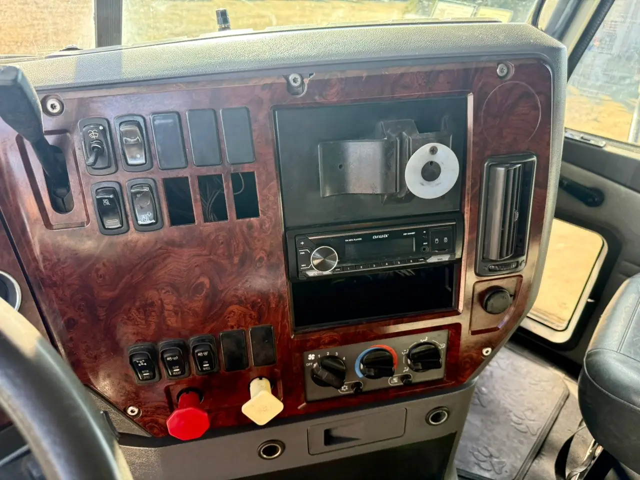 2016 Tractocamión Mack Pinnacle CXU613 – con Kit Hidráulico – Transmisión Mecánica Fuller 18 vel - Imagen 16